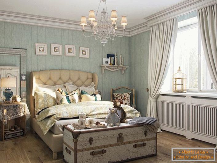 Ein gemütliches Schlafzimmer im rustikalen Stil in der Provinz von Frankreich Chateau.