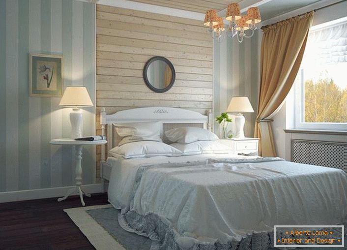 Es wird vermutet, dass das Haus mit diesem wunderbaren Schlafzimmer in einer der ländlichen Provinzen Frankreichs liegt. 