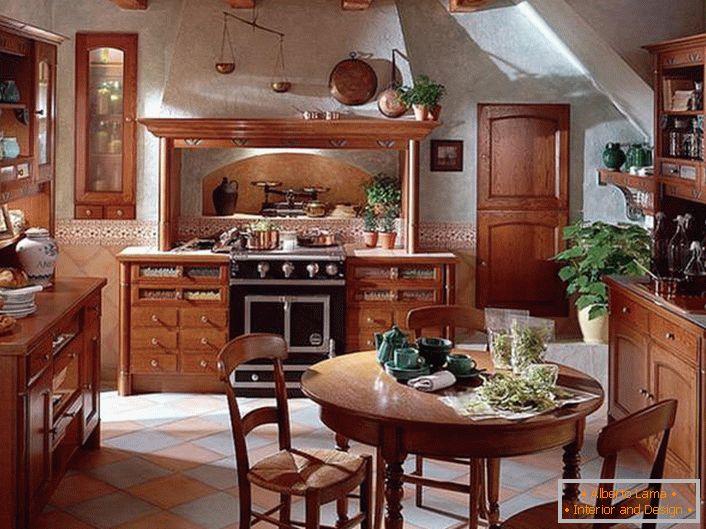 Klassische Landküche mit ausgewählten Möbeln. Harmonische Dekoration der Küche waren grüne Blumen in Tontöpfen unterschiedlicher Größe.