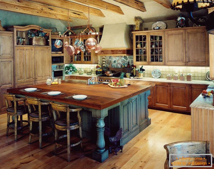 In den besten Traditionen des Landes bei der Gestaltung des Küchenraums werden überwiegend natürliche Materialien verwendet.