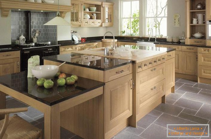 Stilvolle Küche im Landhausstil. Moderne Landhäuser sind gemütliche, funktionale Küchen mit reichlich Holzmöbeln.