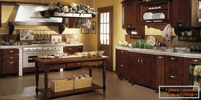 Das richtige Beispiel für die Dekoration der Küche im Landhausstil. Weidenkörbe, Blumen, dekorative Weintrauben - schaffen eine gemütliche Atmosphäre in der Küche.