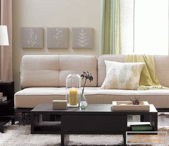 Dekoration eines kleinen Wohnzimmers - gemütliches Sofa ohne Armlehnen