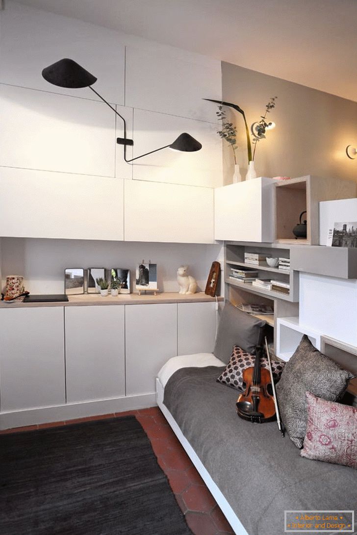 Wohnzimmer eines stilvollen kleinen Studioappartements