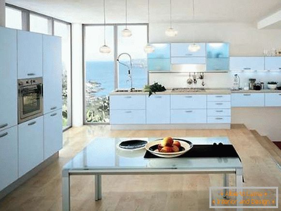 Schöner Kücheninnenraum, der in einem privaten Haus - Foto isst