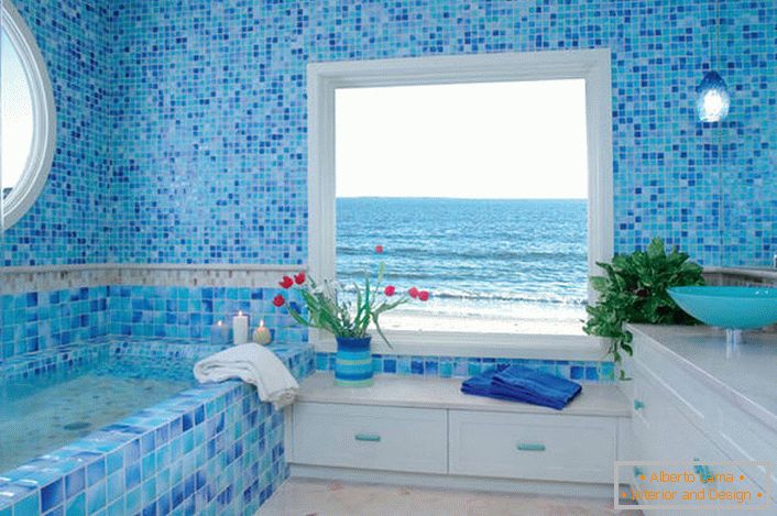 Das kleine Badezimmer ist im mediterranen Stil eingerichtet.