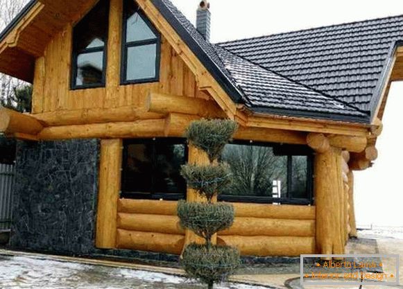PVC-Fenster in einem Holzhaus