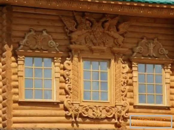 наличники на Fenster in einem Holzhaus