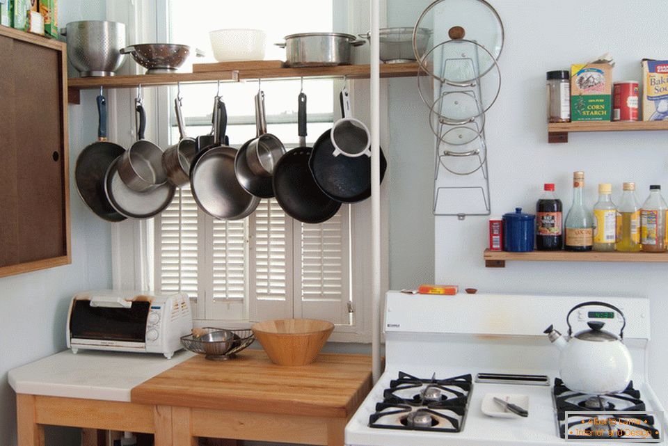 Geschirr-Aufbewahrungssysteme im Inneren einer kleinen Küche