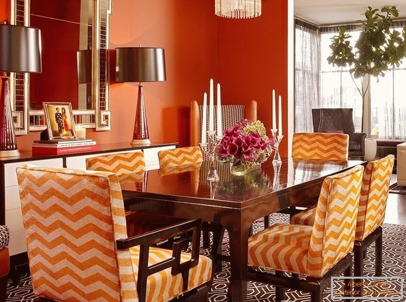 Orange Stühle im Esszimmer