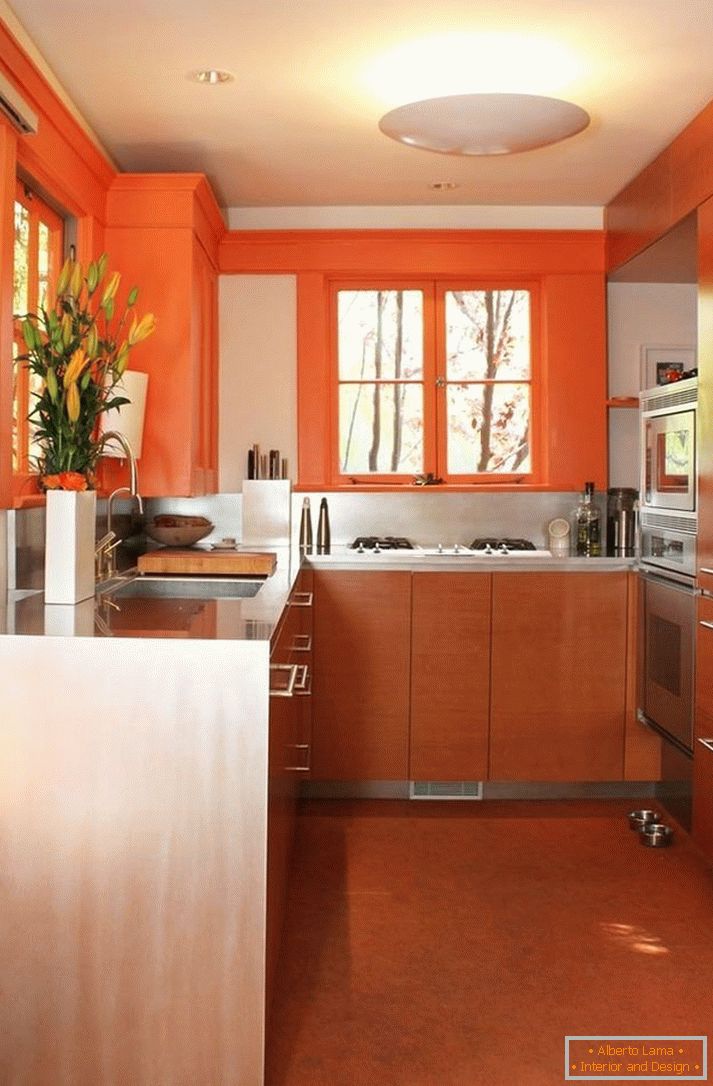 Wände in orange lackiert