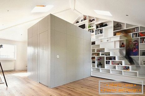 Storage-Systeme im Inneren einer Mini-Wohnung im Dachgeschoss