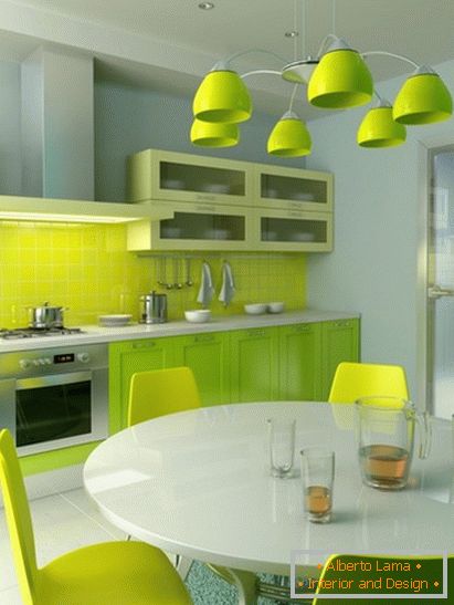Innenraum einer kleinen Küche in den hellen Farben