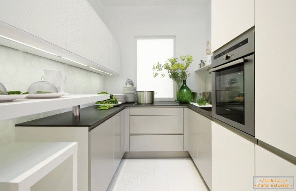 Schmale Küche in weißer Farbe