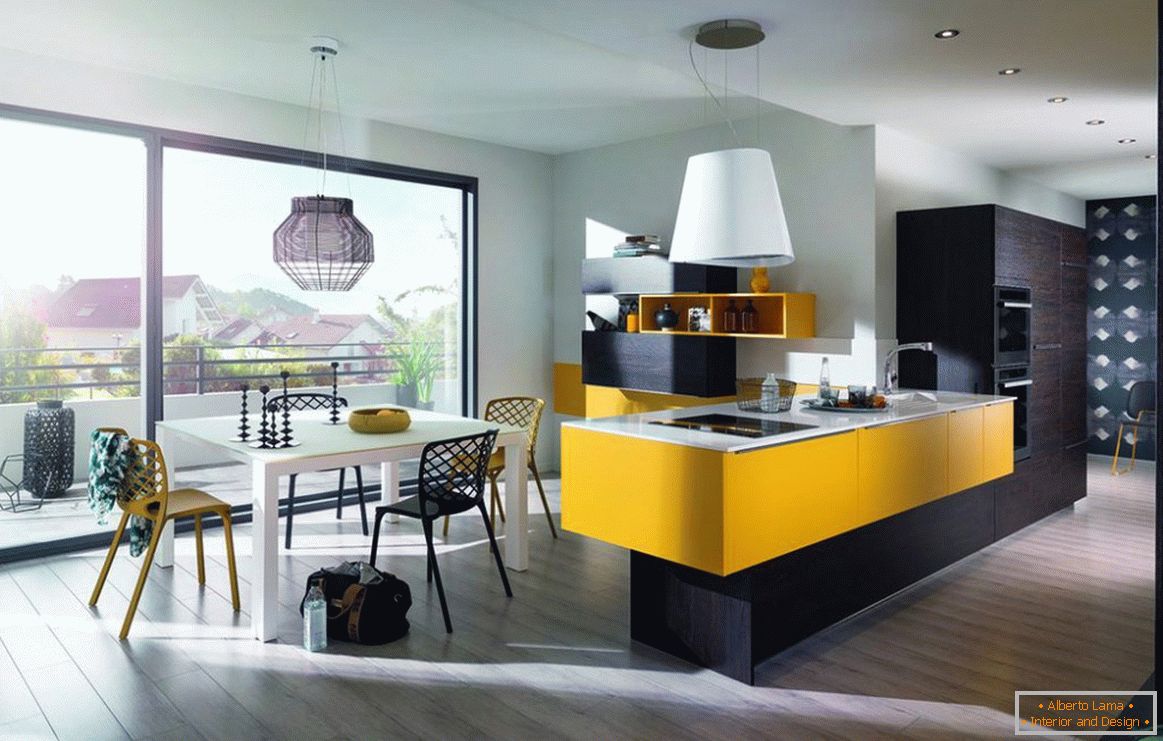 Stilvolle Küche mit gelben Akzenten