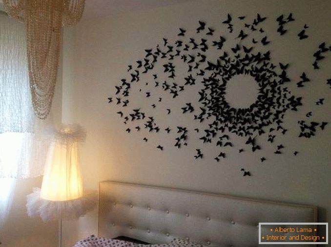 Dekorschmetterlinge auf der Wand mit ihren eigenen Händen - Foto im Schlafzimmer