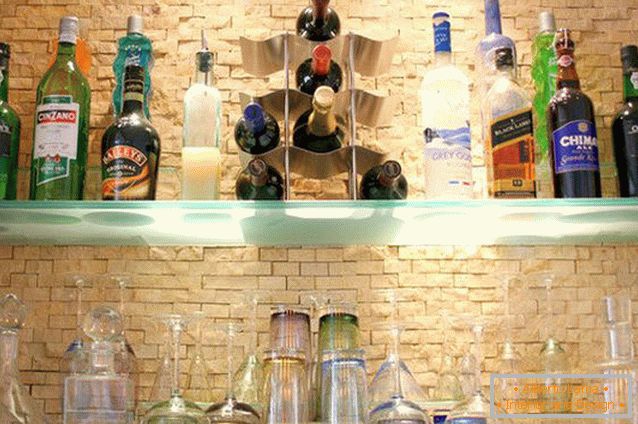 Flaschen auf Glasregalen