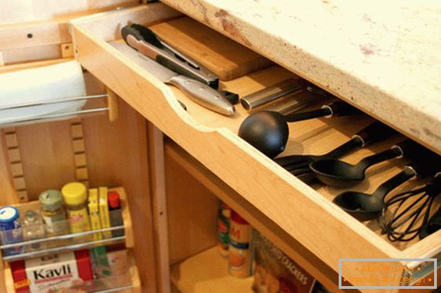 Schublade für die Aufbewahrung von Küchenutensilien