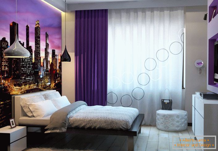 Das moderne Interieur des Schlafzimmers ist komfortabel, praktisch und gemütlich. 