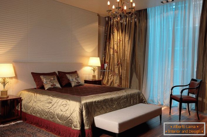 Traditionelle Beleuchtung eines Schlafsacks in einem klassischen Stil-Kronleuchter und gewohnheitsmäßigen Plafons an den Seiten des Bettes. 