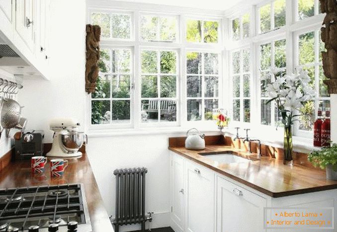 Küchendesign mit Eckfensterfoto