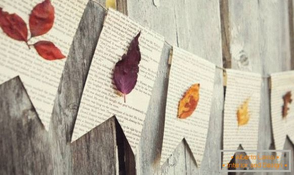 Eine schöne Girlande aus Zeitungen und Herbstmaterialien