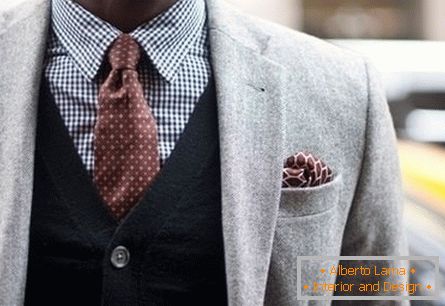 Die Wahl einer Krawatte für eine graue Jacke