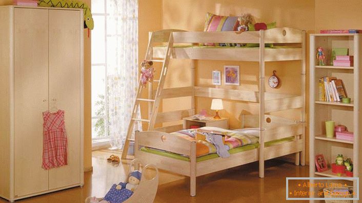 Kinderzimmer im High-Tech-Stil mit hellen Holzmöbeln. Einfachheit der Möbel wird durch seine Funktionalität und Praktikabilität kompensiert.