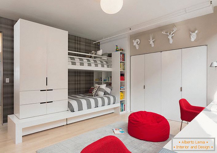 Ein großes Kinderzimmer im High-Tech-Stil für Zwillinge. Aufmerksamkeit zieht Möbel rot und Kleiderschrank, in der Wand montiert.