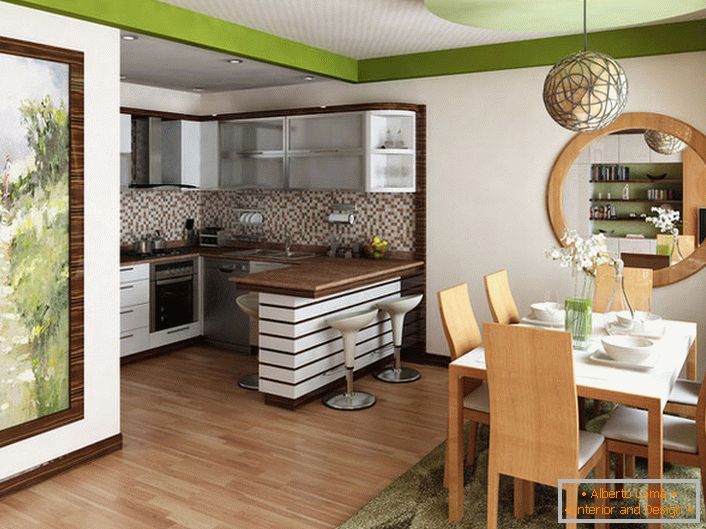 Eine kleine Küche ist mit dem Wohnzimmer kombiniert. Die Entwurfsentscheidung ist in diesem Fall gerechtfertigt, da ein Nutzraum für die Organisation von zwei getrennten Räumen nicht ausreicht.