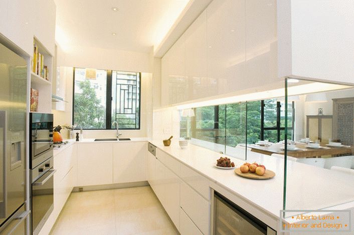 Die Küche ist durch eine dekorative Glaswand vom Wohnzimmer getrennt. Eine interessante Lösung für den Innenraum im Stil von hallo so.