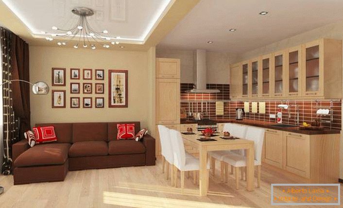 Der Essbereich trennt die Küche vom Wohnzimmer. Funktionale Variante der Innenarchitektur in einer geräumigen Einzimmerwohnung.