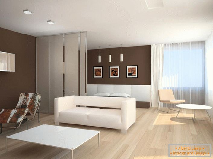 Ein Minimum an Möbeln und dekorativen Elementen erhöht optisch das Wohnzimmer. 