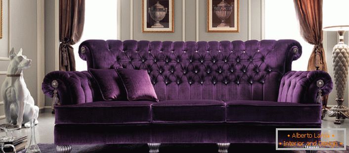 Die satte violette Polsterfarbe des Sofas fügt sich im Empire-Stil nahtlos in das Wohnzimmer ein. Gesteppte Polster aus natürlichen Stoffen sind vielleicht die beste Lösung.