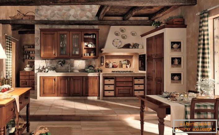 Küche im Stil des Chalets zieht seine Einfachheit an. Die Wärme des Hauses, so lässt sich das Interieur der Küche beschreiben.