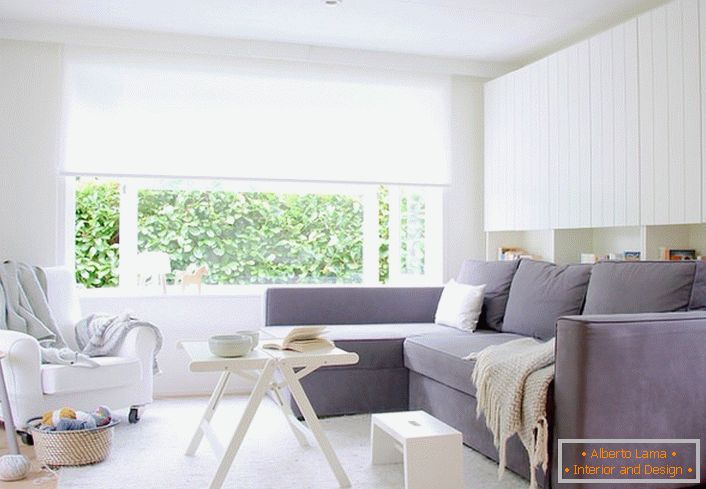 Die Kombination von weißen und grauen Farben wirkt immer profitabel, besonders wenn es ein skandinavischer Stil ist. Wohnzimmer mit weichen Möbeln ist geräumig und hell.