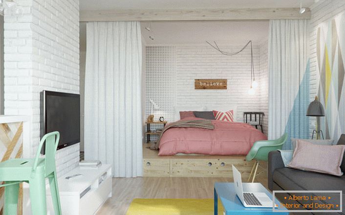 Skandinavischer Stil ist ideal, wenn wir über das Design einer kleinen Wohnung sprechen. In der Nische befindet sich ein Schlafzimmer mit einem großen weichen Bett.