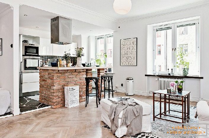 Das Studio-Apartment ist im skandinavischen Stil eingerichtet. Die Küche ist durch eine Bartheke aus dem Wohnzimmer getrennt.