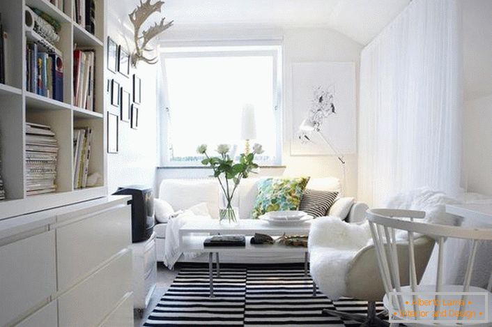 Die klassische Kombination aus Schwarz und Weiß wirkt im skandinavischen Stil im Innenraum gewinnbringend. Weiße Möbel machen das Wohnzimmer hell und gemütlich.