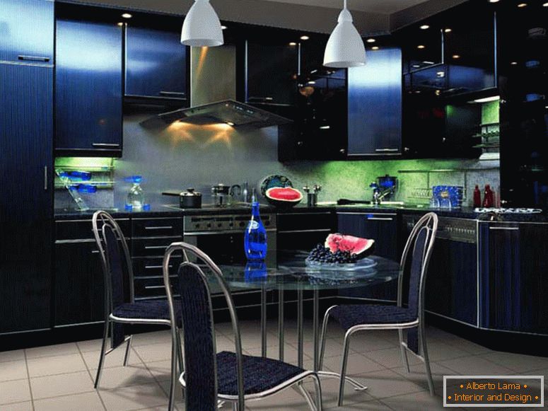 Ungewöhnlich in der Farbe der Möbel, erinnert das Interieur der Küche an den High-Tech-Stil. Mehr Licht. 