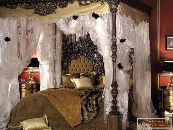 Luxuriöses Schlafzimmer im Barockstil. In der Mitte der Komposition befindet sich ein massives Himmelbett. 