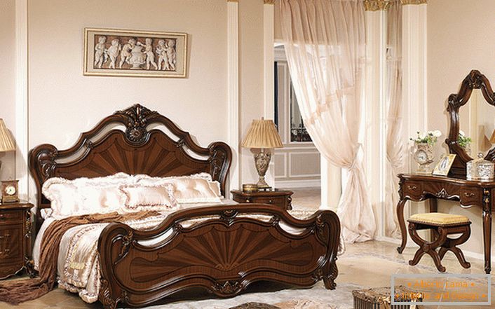 Der klassische Barockstil wird durch lackierte dunkle Holzmöbel repräsentiert.