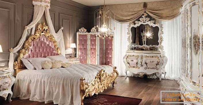 Ein Schlafzimmer im Barockstil für eine wahre Dame. Rosa Details im Design machen den Innenraum wahrlich