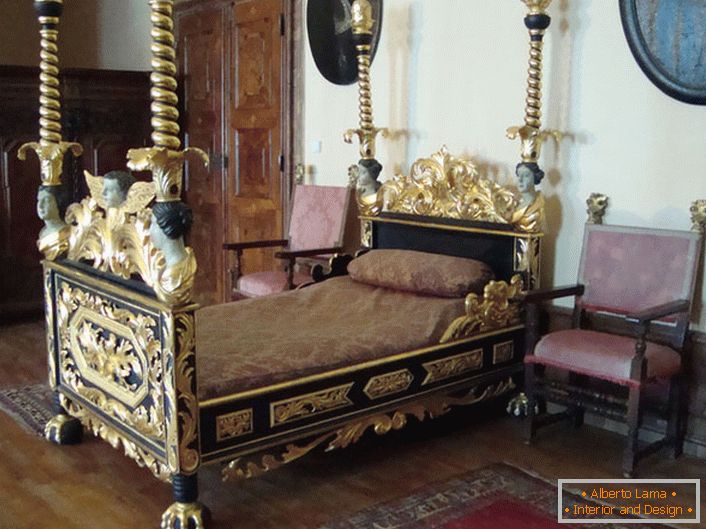 Schlafzimmer im barocken Stil напоминает о временах средневековья. 