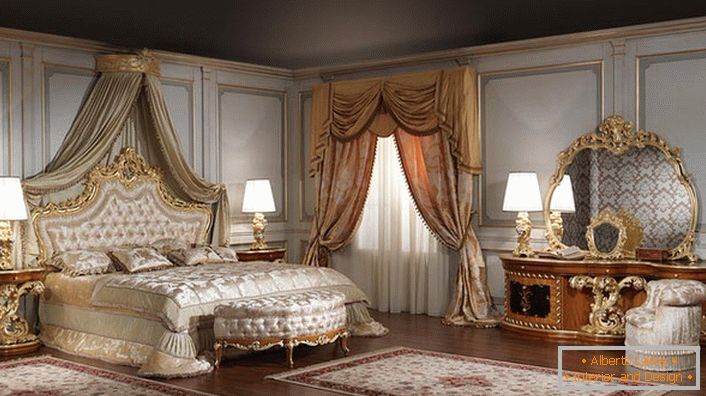 Spiegel für ein großes Schlafzimmer ist richtig gewählt. Die Form des falschen Ovals sieht im Rahmen eines goldenen geschnitzten Holzes gut aus.