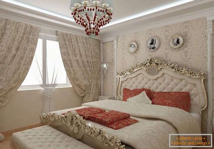 Das Bett mit reich verzierten Rückseiten in Gold passt gut in das Gesamtbild im Barockstil.