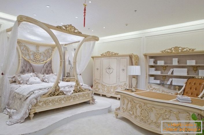 Schlafzimmer im Barockstil in einem der Häuser im Nordwesten der Region Moskau. Richtig konstruiertes Design-Projekt kombiniert harmonisch die Schlaf- und Arbeitsbereiche.