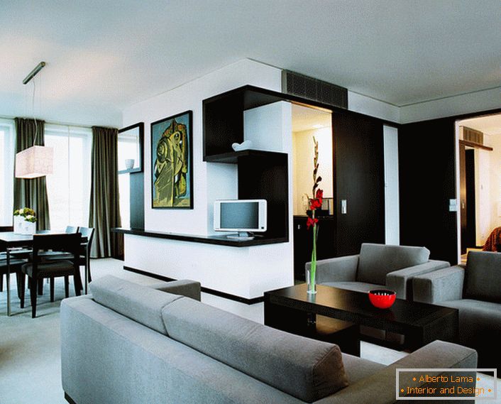 Erholungsbereiche und ein Esszimmerteil des Wohnzimmers werden von niedrig hängenden Lampen mit einfachen geometrischen Formen beleuchtet.
