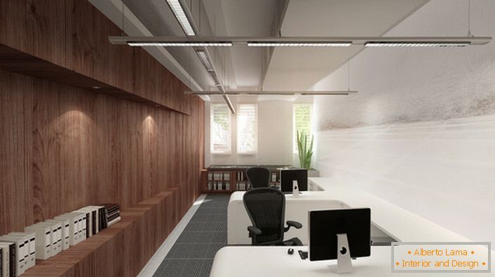 Arbeitsbereiche im Büro werden durch intelligente LED-Leuchten beleuchtet, die die angegebenen Parameter unterstützen.