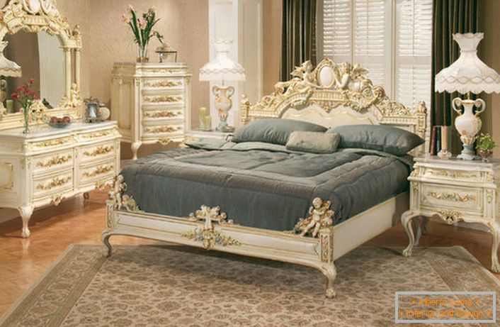 Das Schlafzimmer ist im Stil der Romantik eingerichtet. Das Hauptmerkmal ist die geschnitzte Einrichtung der Möbel.